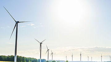 Windenergieanlagen, Windpark im Sommer
