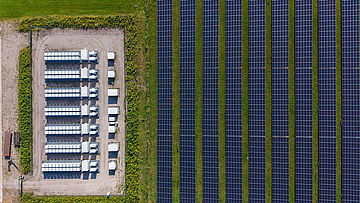 Batteriespeicher und Solarmodule von oben