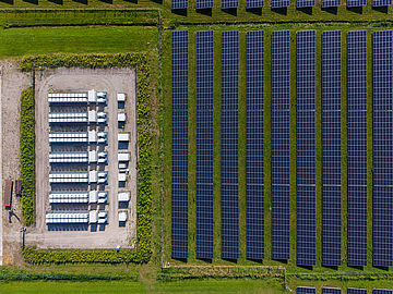 Batteriespeicher und Solarmodule von oben