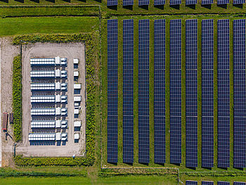 Batteriespeicher und Solarmodule von oben